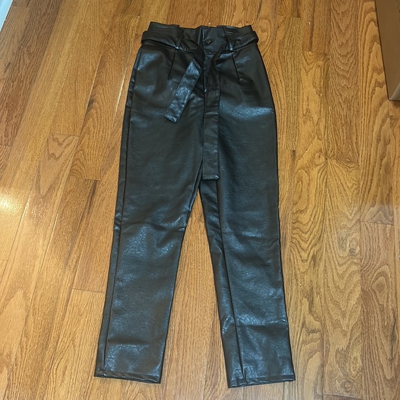 NWOT BOOHOO FAUX LEATHER WOMEN PANTS HIGH RISE ZIPPER BELT PLEATED WAIST SIZE 4 - Picture 2 of 7